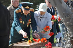 Новости » Культура: В Керчи у памятника саперам возложили цветы