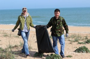 Новости » Экология » Общество: Волонтеры убирали Караларский заповедник под Керчью