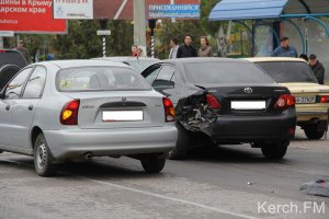 Новости » Криминал и ЧП: В Керчи столкнулись две легковушки