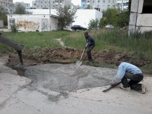 Новости » Ты репортер: Керчане продолжают своими силами ремонтировать дорогу