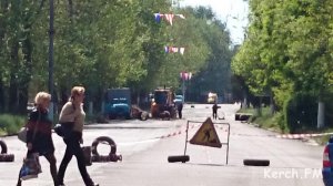 Новости » Общество: В Керчи снова провалилась дорога на Горького, движение перекрыто