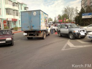 Новости » Криминал и ЧП: В Керчи грузовик столкнулся с внедорожником