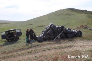 Новости » Экология: Из бухт Генеральских пляжей под Керчью вывезли уже 4 КРАЗа мусора