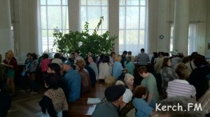 Новости » Общество: В Керчи огромные очереди на почте, чтобы заплатить коммуналку и получить соцвыплаты