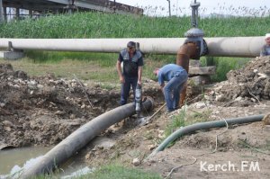 Новости » Коммуналка: Водоканал Керчи проводит замену  водовода