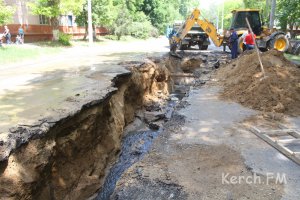 Новости » Криминал и ЧП: В Керчи снова провалилась дорога на центральной улице