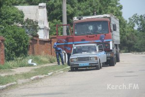 Новости » Криминал и ЧП: В Керчи разбили окна грузовика и подожгли