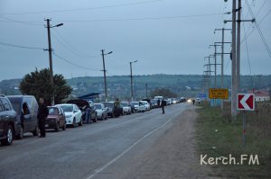 Новости » Ты репортер: Керчане простояли в очереди на паром 12 часов