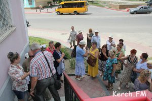 Новости » Общество: В Керчи огромная очередь за медицинскими страховками