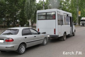 Новости » Криминал и ЧП: В Керчи легковушка врезалась в маршрутку