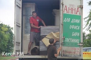 Из керченского горсовета грузовики вывозят вещи после отставки Осадчего (видео)