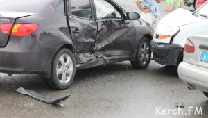 В Керчи на перекрестке столкнулись легковушки