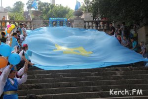 Новости » Общество: В Керчи отметили день крымскотатарского флага