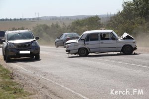 Новости » Общество: На трассе около Керчи столкнулись автомобили и автобус