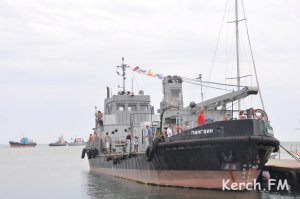 Новости » Общество » Культура: На День рыбака в Керчи желающие смогли прогуляться по судну