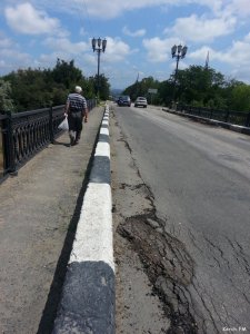 Новости » Общество: Тяжелый транспорт заставят заезжать в Керчь по объездной