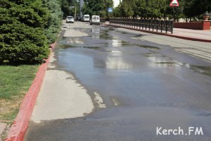 Новости » Общество: В Керчи ул. Театральная стоит в воде