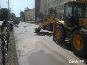 Новости » Криминал и ЧП: На центральной дороге Керчи в яму колесом провалился троллейбус