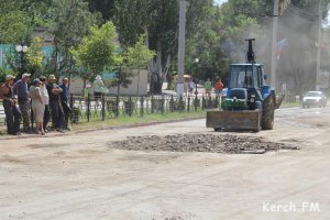 Новости » Коммуналка: По Свердлова в Керчи из-за провала на дороге не ходит транспорт