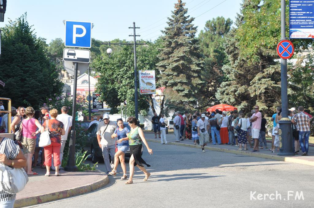 Керчь фм сегодня. Сотовые операторы в Керчи. Очередь за МТС.