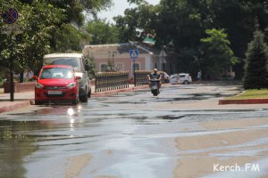 Новости » Общество: В Керчи по ул. Театральной льется питьевая вода