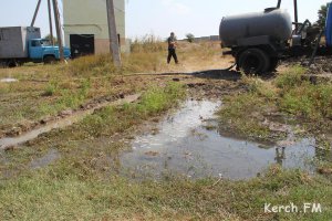 Новости » Общество: В Керчи прорвало трубу в районе Куль-Обинского шоссе