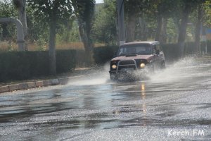 Новости » Общество: В Керчи улицу Генерала Петрова затопило водой