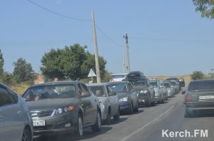 Новости » Общество: В Керчи очередь на переправу достигла остановки «Луч»