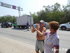 Новости » Общество: Керчане раздавали питьевую воду людям в очереди