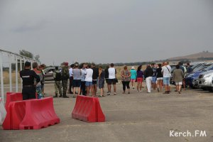 Новости » Общество: Приезжие жалуются на завышенные цены на накопительной площадке в аэропорту «Керчь»