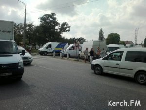 Новости » Ты репортер: В Керчи из-за очереди на паром пробка около торгового порта