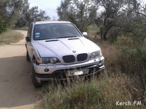 Новости » Общество: На дороге в Героевское в Керчи стоит брошенное разбитое   БМВ Х5