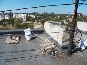 Новости » Коммуналка » Общество: В Керчи начался обещанный ремонт крыши на Горького