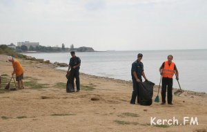 Новости » Экология: Сотрудники МЧС приводят в порядок пляж в Керчи