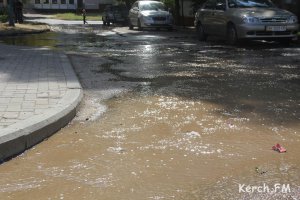 Новости » Общество: В Керчи из-за порыва затопило дорогу до Гагаринского кольца