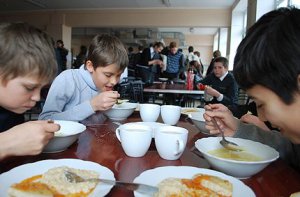 Новости » Общество: В одной из школ Керчи некоторые дети едят стоя