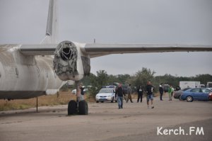 Новости » Общество: Люди, ожидающие в Керчи очередь на паром, жалуются на плохие условия