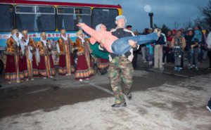 Новости » Общество » Культура: На Керченской переправе ожидающих в очереди развлекали концертом