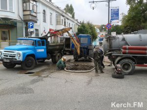 Новости » Общество: В центре Керчи снова порыв водовода