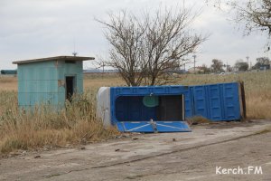 Новости » Общество: На Керченской переправе ветер перевернул туалеты