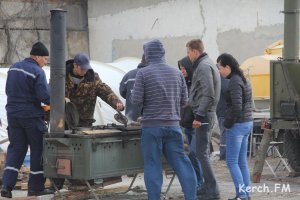 Новости » Общество: На Керченской переправе мерзнут люди, ожидающие паром