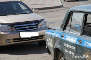 Новости » Криминал и ЧП: В Керчи автомобиль «Chevrolet» въехал в машину полиции