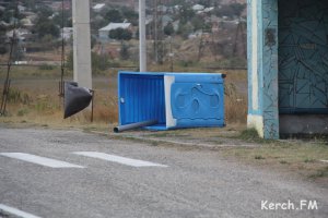 Новости » Экология: В Керчи из-за шторма могут закрыть переправу