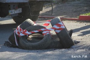 Новости » Общество: В Керчи на Чкалова ремонтируют проваленный кусок дороги