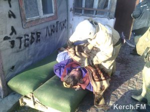 В Керчи МЧСники спасли женщину, которая отравилась угарным газом