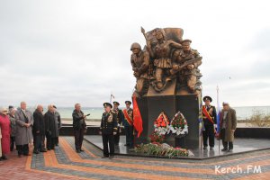 Новости » Общество: В Керчи к памятнику десантникам возложили цветы