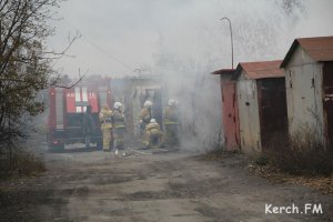 Новости » Общество: В Керчи на улице Буденного горели гаражи