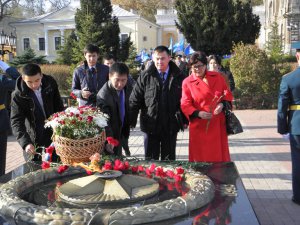 Новости » Общество: В Керчи почтили память десантников