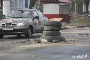 Новости » Общество: В Керчи засыпали яму на улице Чкалова, будут асфальтировать