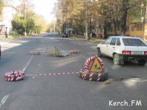 Новости » Общество: В Керчи снова провалилась дорога на Горького